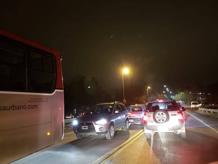 Los autos se acumulan en la Circunvalación por el problema con el caño de gas.