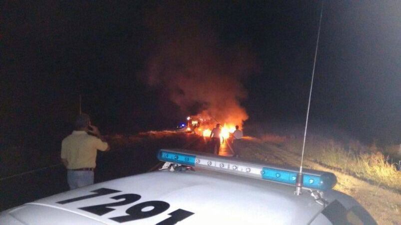 Los autos se incendiaron después de chocar. 