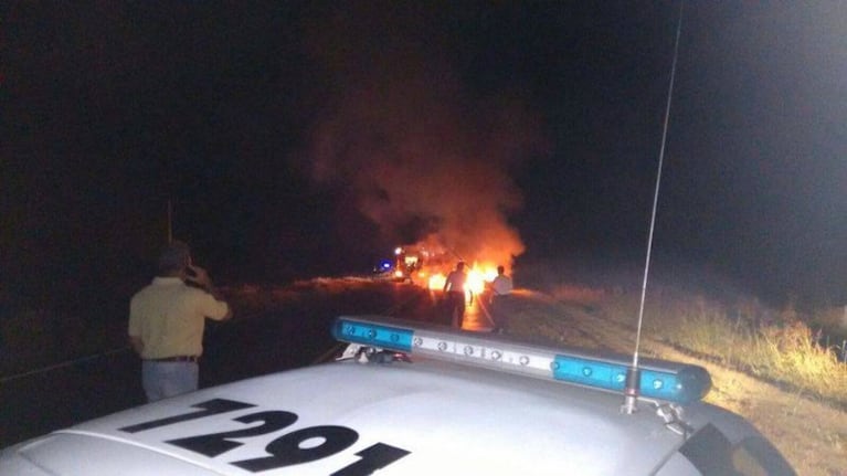 Los autos se incendiaron después de chocar.