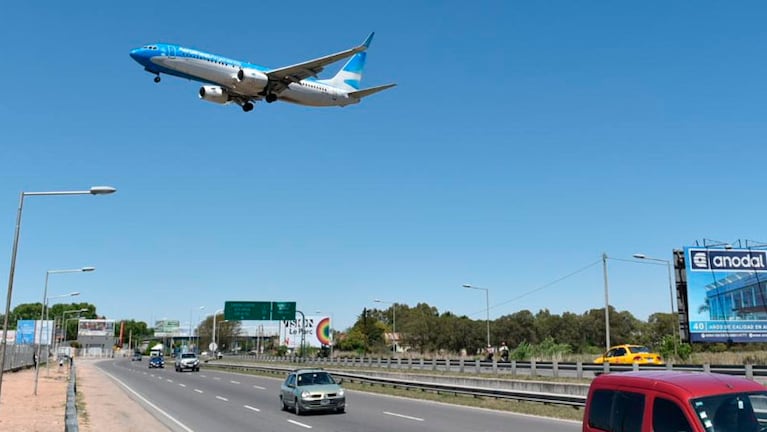 Los aviones, a metros de los autos. Foto: Lucio Casalla / ElDoce.tv