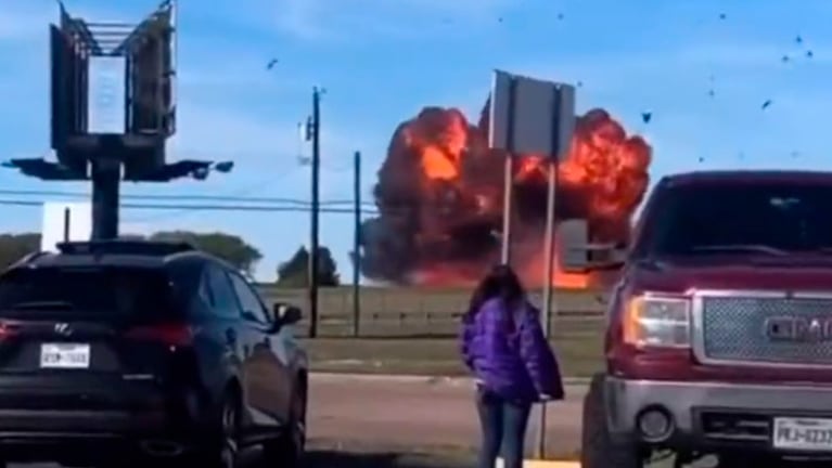 Los aviones explotaron después del choque en el aire.