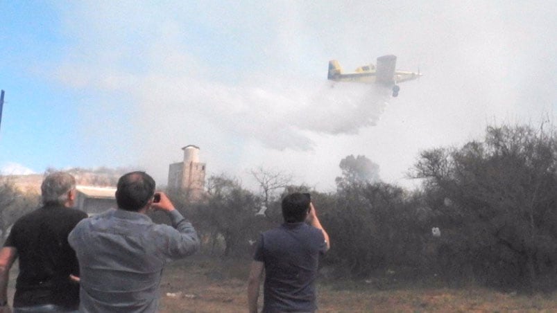 Los aviones hidrantes, claves para sofocar el fuego.