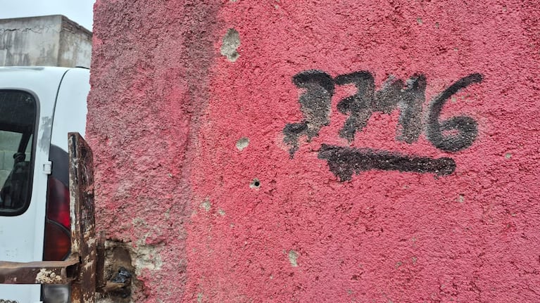 Los balazos en la puerta de la casa de barrio Patricios Oeste. Foto: El Doce.