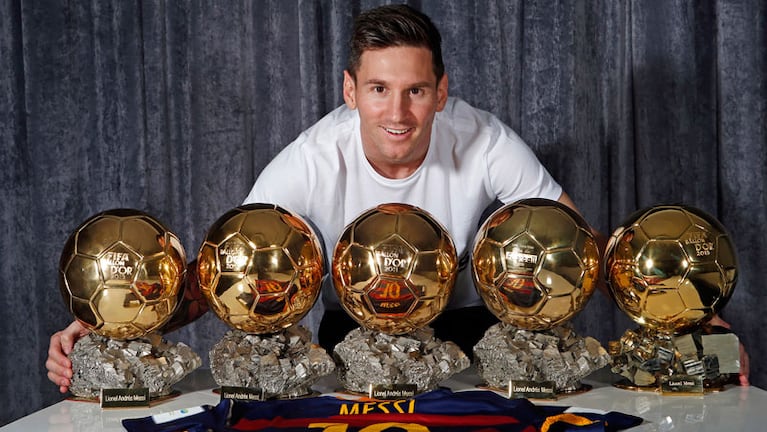 Los balones de oro de Messi ya no alcanzan con una mano. 