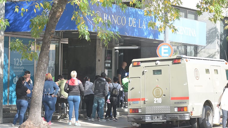 Los bancos no atenderán este lunes. Foto: Lucio Casalla / El Doce.