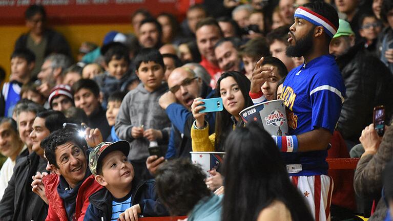 Los basquetbolistas más fantásticos regalaron sonrisas en el Poli Cerutti. Foto: Lucio Casalla / ElDoce.tv.