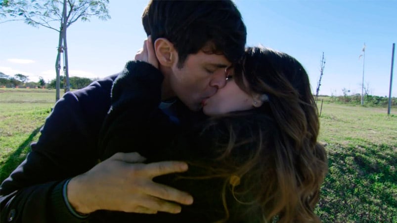 Los besos de novela, siempre tan perfectos. 