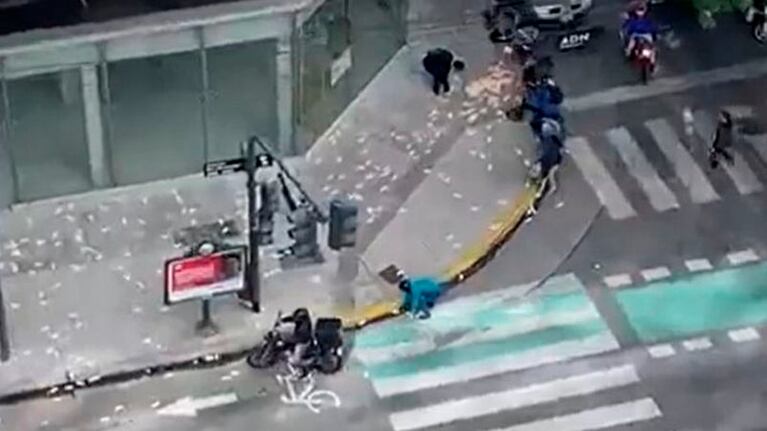 Los billetes quedaron esparcidos en la vereda y la calle.