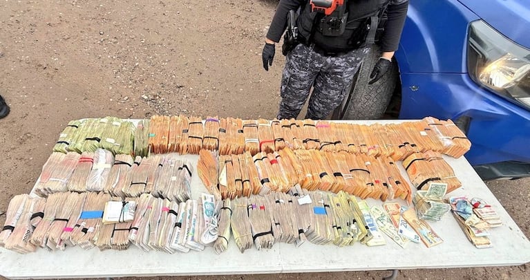 Los billetes secuestrados a los naranjitas en barrio Alberdi.