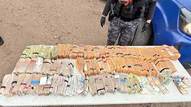 Los billetes secuestrados a los naranjitas en barrio Alberdi.