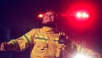 Los bomberos celebraron la llegada de la lluvia.