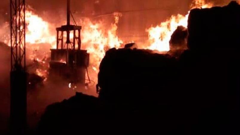 Los bomberos combatieron las llamas durante más de seis horas.