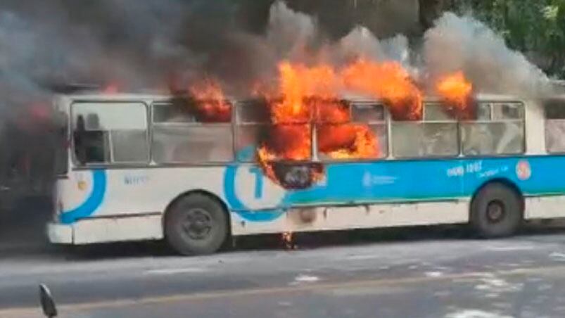 Los bomberos controlaron el fuego en la zona. 