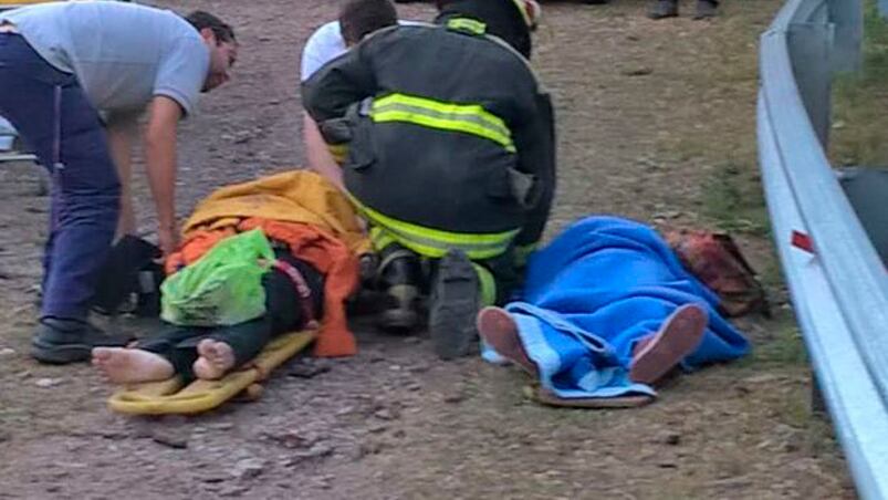Los bomberos de La Calera asisten a los heridos. Fotos. Miguel Montenegro.