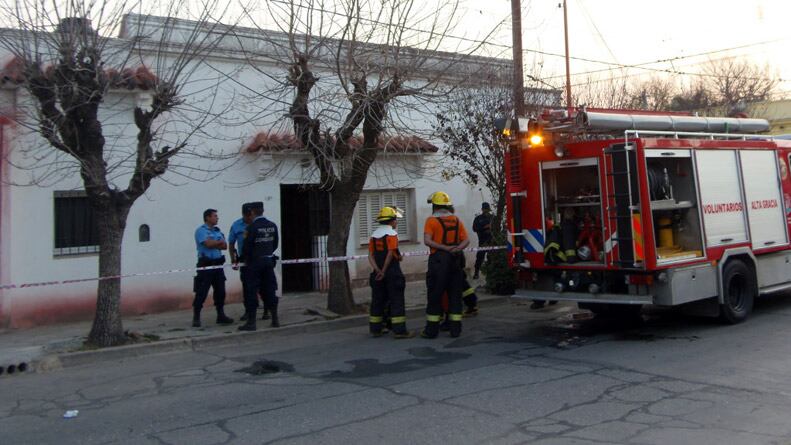 Los bomberos encontraron al cura muerto debajo de la mesa de su vivienda.