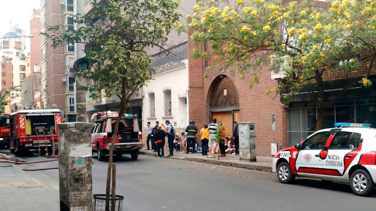 Los bomberos evacuaron varios departamentos invadidos por el humo, en Montevideo 20. 