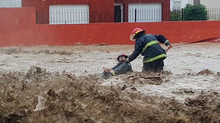 Los bomberos evitaron una tragedia en medio del  temporal.
