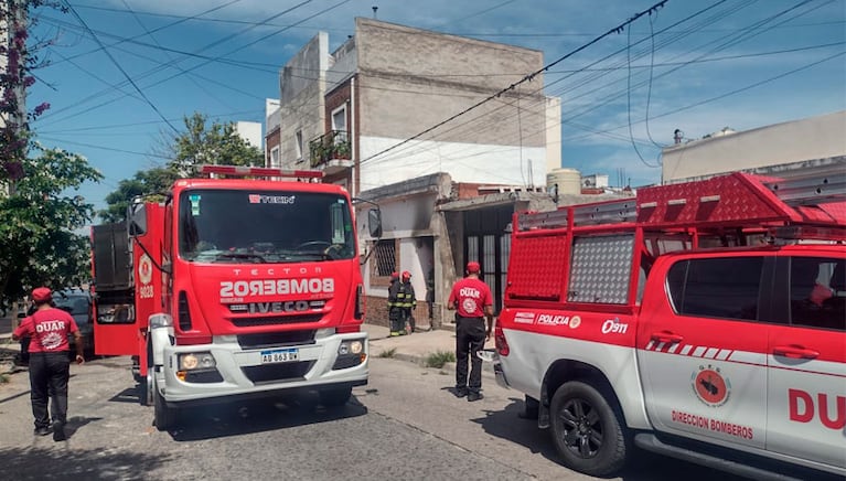 Los bomberos fueron alertados por vecinos. Foto: Pablo Olivarez / El Doce.