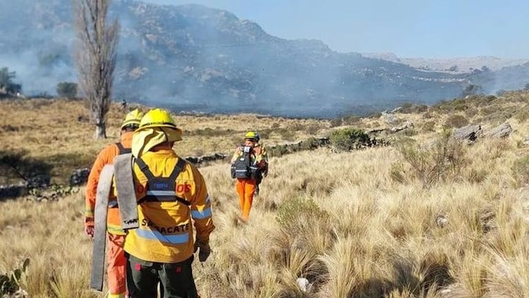 Los bomberos fueron helitransportados hasta el incendio en Traslasierra.