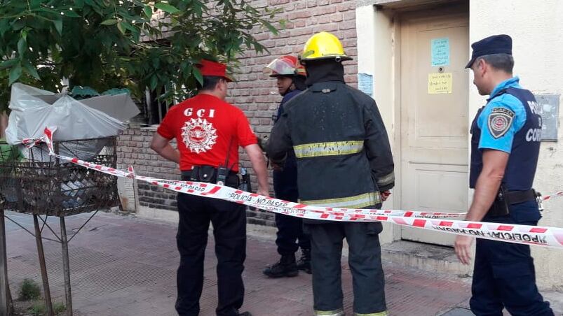 Los bomberos fueron por el incendio y encontraron al hombre asesinado.