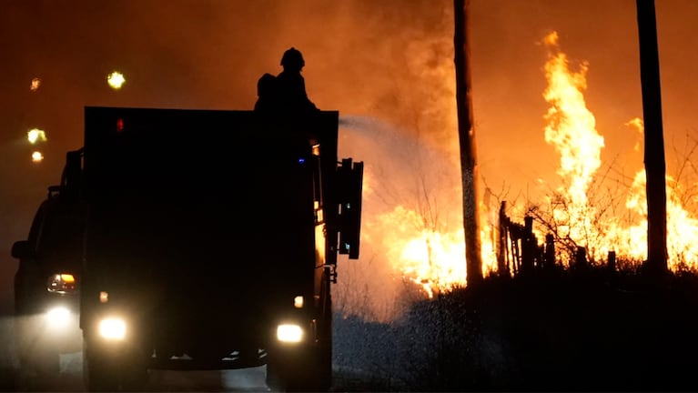 Los bomberos le dan pelea al fuego durante la noche. Foto: Lucio Casalla / ElDoce.tv.
