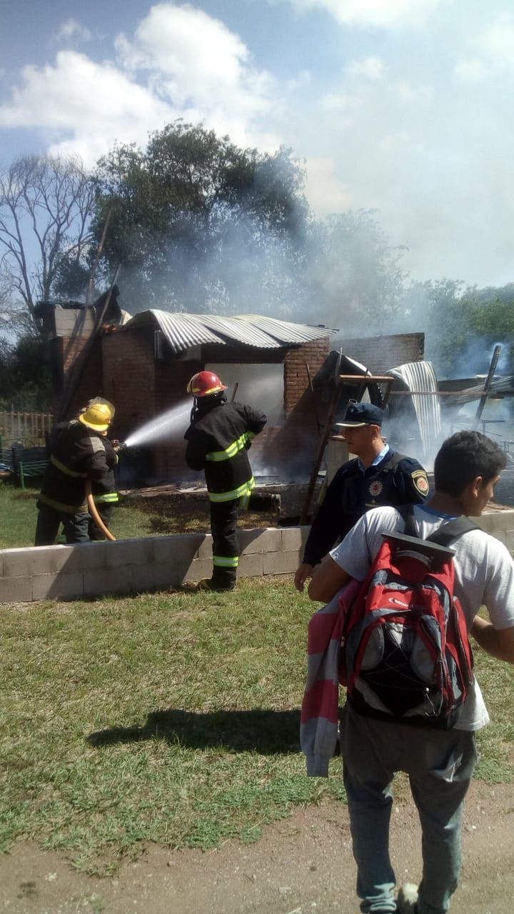Los bomberos llegaron a la casa sin saber que el hombre estaba adentro.