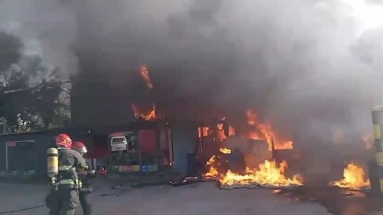 Los bomberos llegaron al lugar para enfrentar el fuego.