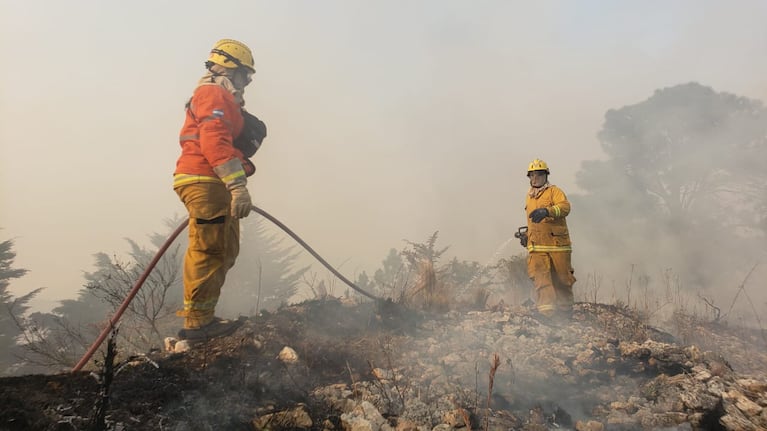 Los bomberos llegaron por la mañana luego de batallar en otros focos de incendios.