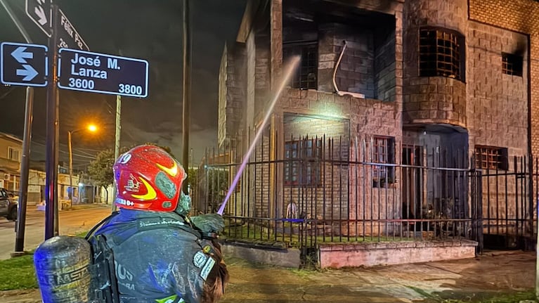 Los bomberos lograron contener las llamas en el domicilio robado.