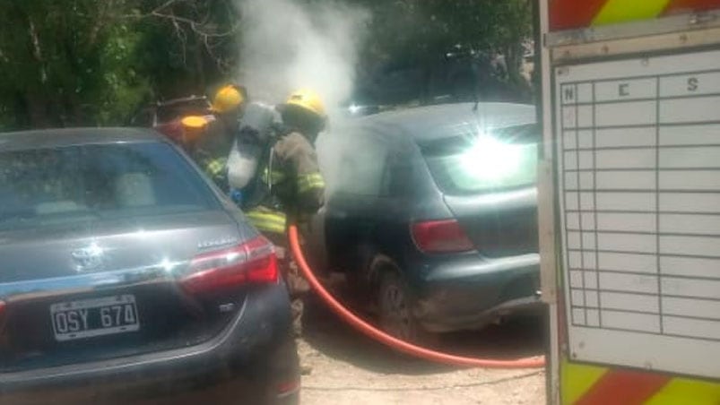 Los bomberos lograron extinguir el principio de incendio y evitar una tragedia. / Foto: ElDoce.tv