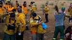 Los bomberos que estaban en la línea de fuego festejaron la llegada de la lluvia.