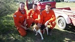 Los bomberos que salvaron a un cachorro. 