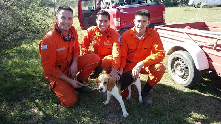 Los bomberos que salvaron a un cachorro. 