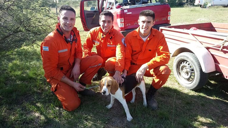 Los bomberos que salvaron a un cachorro.