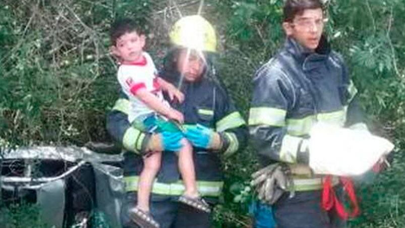 Los bomberos rescatan al niño del auto accidentado en la ruta 5.