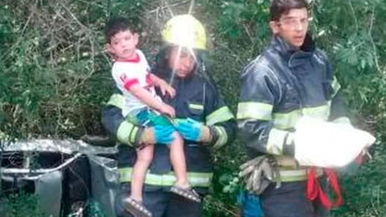 Los bomberos rescatan al niño del auto accidentado en la ruta 5.