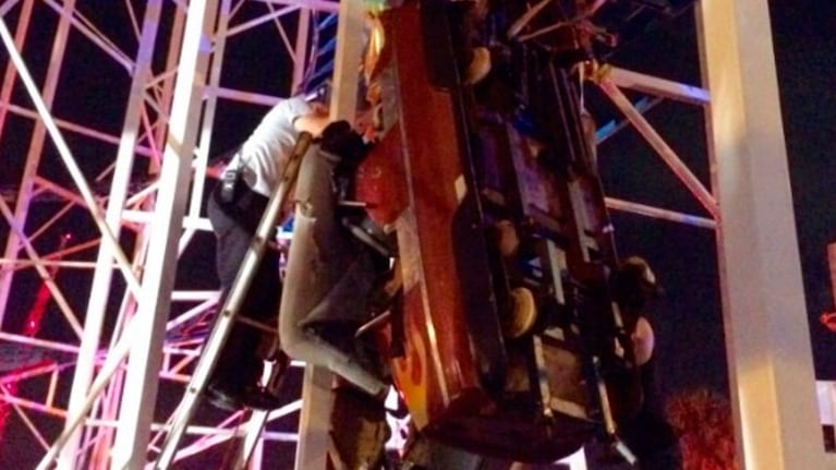 Los bomberos rescataron a 10 pasajeros en la montaña rusa de Florida.