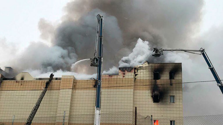 Los bomberos rescataron a 250 personas en el incendio del centro comercial de Rusia.