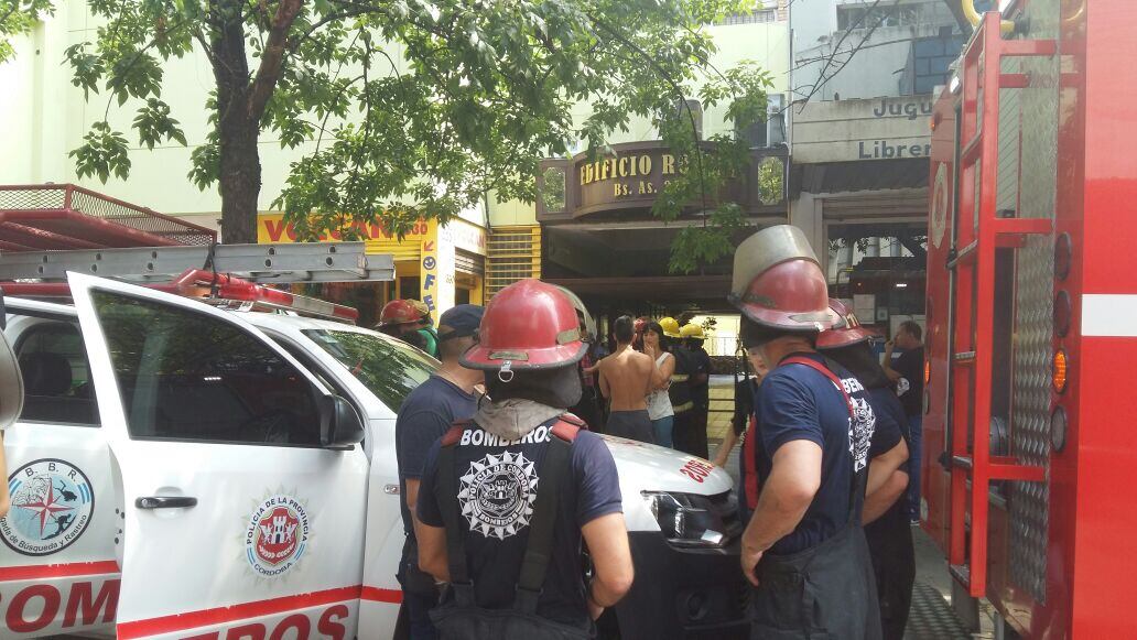 Los Bomberos rescataron a la joven, pero minutos más tarde murió.