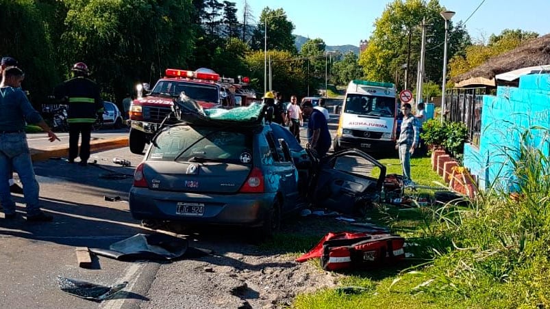 Los bomberos rescataron al conductor herido.