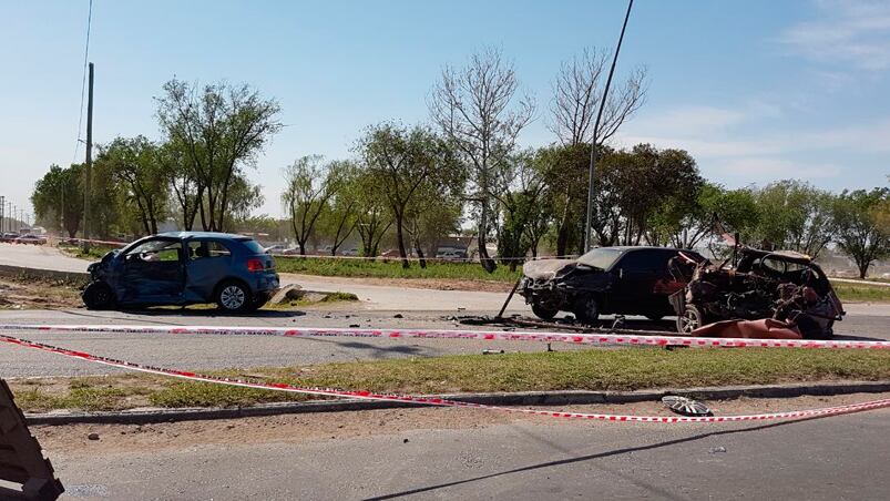 Los bomberos rompieron el techo del Renault 11 para rescatar a uno de los heridos.