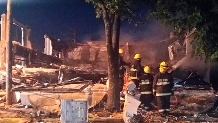 Los bomberos sacan los escombros tras la explosión en tres locales, en Pilar.