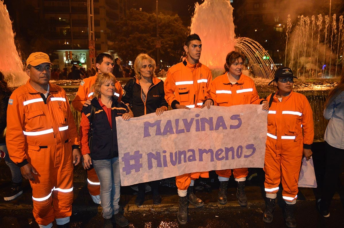 Los bomberos se sumaron al #NiUnaMenos. Foto: El Doce TV.