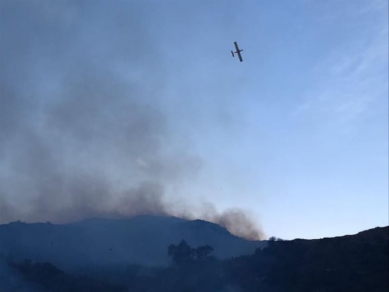 Los bomberos siguen luchando contra el incendio en La Falda