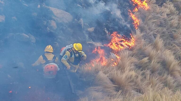Los bomberos solo llegan en helicóptero a la zona del incendio.