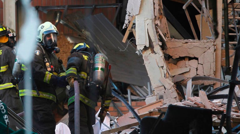 Los bomberos trabajan en el rescate de sobrevivientes en el sanatorio Alemán de Concepción.