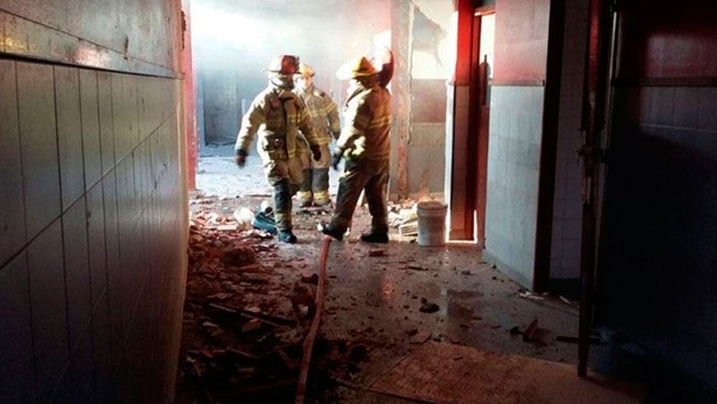 Los bomberos trabajando dentro de la escuela. 