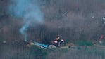 Los bomberos trabajando en el lugar donde se cayó el helicóptero.