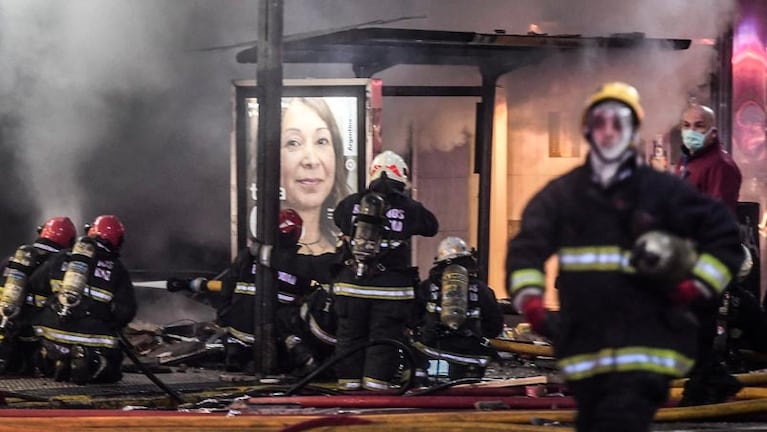 Los bomberos trabajando en el siniestro de Villa Crespo.