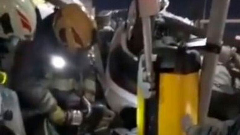 Los bomberos trabajaron hasta altas horas de la madrugada para intentar sacar el cuerpo del hombre fallecido.